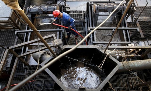 Suy thoái sâu trong năm 2023 có thể đẩy giá dầu tụt về 60 USD/thùng