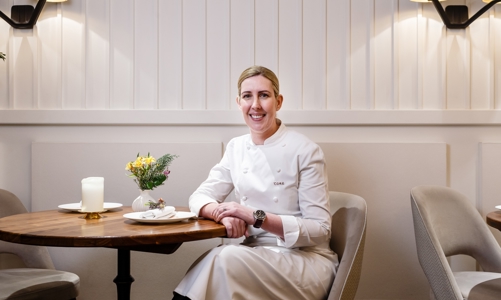 Nữ đầu bếp ba sao Michelin đầu tiên tại Anh