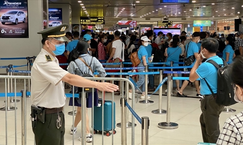 Cấm bay dài hạn hai hành khách do gây rối trật tự, hút thuốc trên máy bay