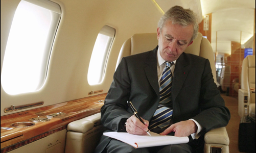 Vì sao tỷ phú xa xỉ Bernard Arnault phải bán máy bay riêng?