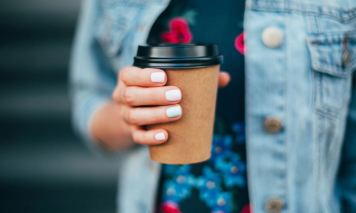 Có khoảng 1.500 hạt vi nhựa trong ly cà phê mang đi