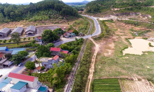 Lấn chiếm hành lang nghiêm trọng trên tuyến đường sắt vắng tàu 10 năm tại Nghệ An