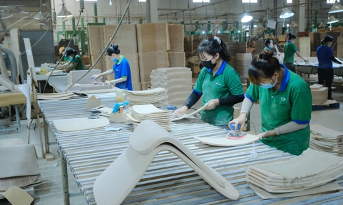 Dùng gỗ “Tây” để sản xuất đồ gỗ “Ta”, hướng đi mới cho các làng nghề