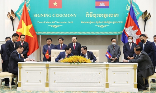 Thủ tướng Phạm Minh Chính và Thủ tướng Campuchia chứng kiến lễ ký kết 11 văn kiện giữa hai nước 