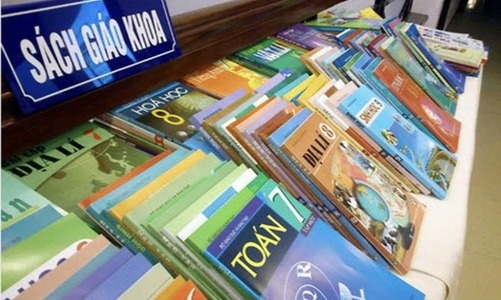 Ngăn sách giáo khoa tăng giá bất thường