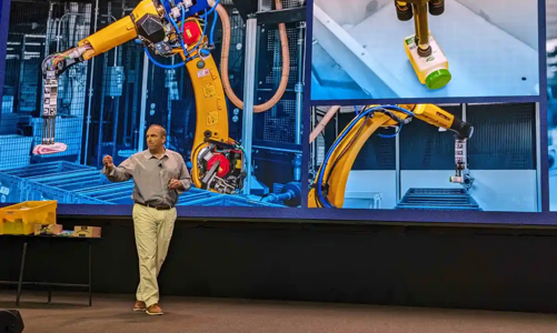 Amazon ra mắt cánh tay robot để giải phóng nhân viên trong kho hàng