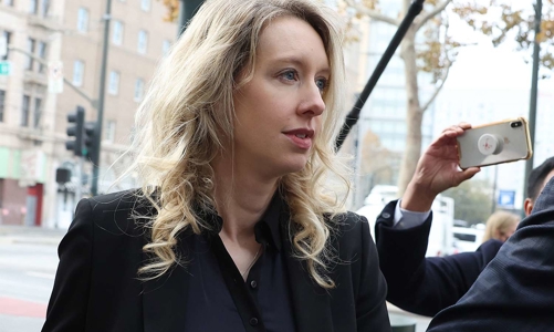 Lừa gần 1 tỷ USD, nữ sáng lập startup đình đám một thời lĩnh án 11 năm tù