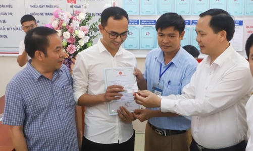 Trẻ đầu tiên được cấp giấy khai sinh, thẻ bảo hiểm y tế qua Dịch vụ công liên thông