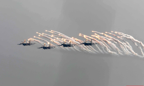 Chiêm ngưỡng màn trình diễn của đội bay tiêm kích chuẩn bị cho Triển lãm Quốc phòng quốc tế