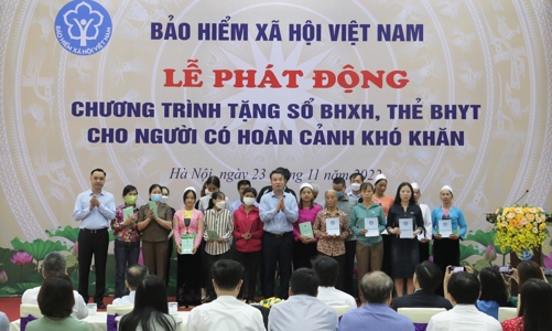 Tặng sổ bảo hiểm xã hội, thẻ bảo hiểm y tế cho người khó khăn 