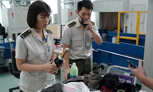 Siết chặt chống buôn lậu rượu, điện thoại, vàng... qua đường hàng không