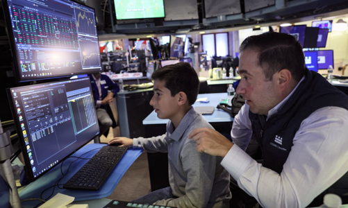 Chứng khoán Mỹ giảm phiên thứ ba liên tiếp, giá dầu tăng nhờ tin về Trung Quốc