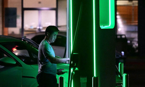 Phát triển xe điện hàng đầu thế giới, vì sao Mỹ vẫn thiếu trạm sạc pin?