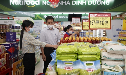 Kích hoạt mùa mua sắm cuối năm: Loạt siêu thị ồ ạt giảm giá