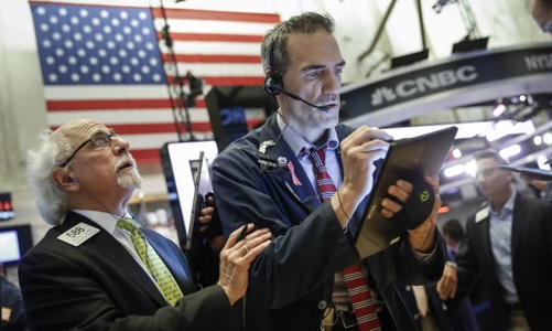 Nỗi lo lãi suất khiến Dow Jones “bay” gần 500 điểm, giá dầu lao dốc