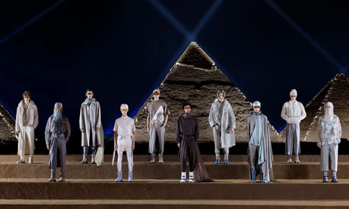 Ngắm BST nam giới chớm thu 2023 của Dior dưới chân kim tự tháp