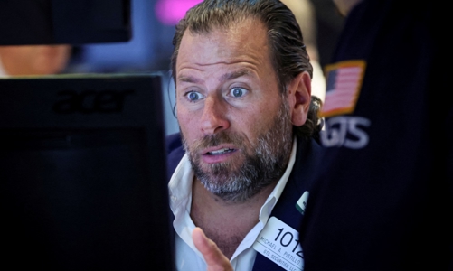 Chứng khoán Mỹ “đỏ” 4 phiên liên tiếp, giá dầu tuột mốc 80 USD/thùng