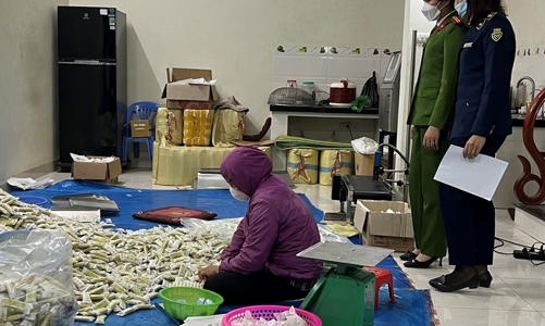 Phát hiện cơ sở sản xuất bánh gạo giả mạo nhãn hiệu Vetrue của Nhật Bản