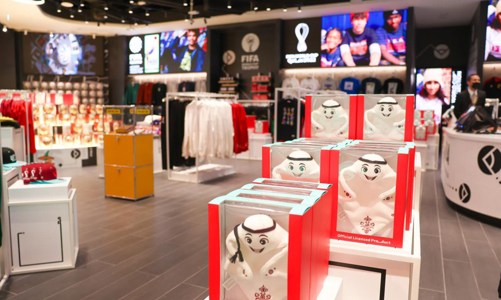 “Ăn theo” World Cup, cửa hàng FIFA chính hãng đắt khách