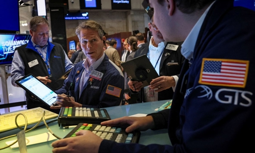 Nasdaq tụt điểm vì cổ phiếu Tesla lao dốc, giá dầu thô lên cao nhất hơn 3 tuần