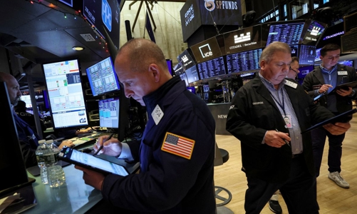 Chứng khoán Mỹ giữ đà tăng nhờ lạc quan về lãi suất, giá dầu có tuần tăng mạnh nhất từ tháng 10