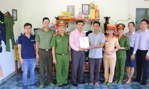 Trao sổ tiết kiệm cho gia đình 2 chiến sĩ hi sinh vụ lật xe cứu hỏa tại Bình Phước