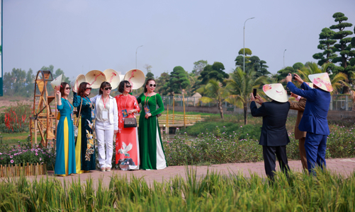 Người Hà Nội diện áo dài trẩy hội hoa xuân tại Home Hanoi Xuan 2023