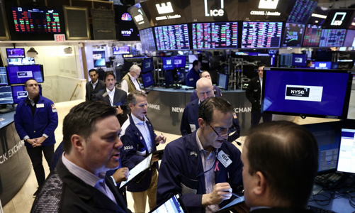 Chứng khoán Mỹ giữ đà tăng nhờ lạc quan kinh tế, giá dầu giảm do triển vọng nguồn cung tăng