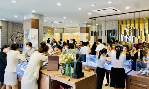 Nhộn nhịp thị trường mua sắm vàng ngày “Thần Tài”