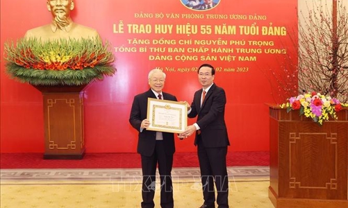 Tổng Bí thư Nguyễn Phú Trọng nhận Huy hiệu 55 năm tuổi Đảng