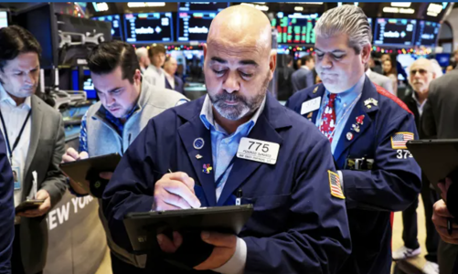 Chứng khoán Mỹ giảm điểm trong lúc chờ Chủ tịch Fed phát biểu, giá dầu tăng 1%