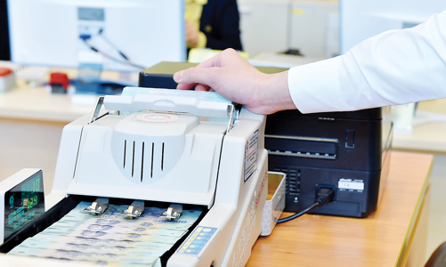 Lãi vay ở các kỳ hạn dài vẫn neo cao