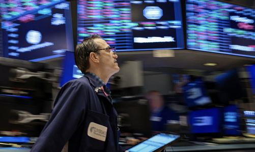 Dow Jones tăng hơn 100 điểm, giá dầu mất 2 USD/thùng, Bitcoin lên gần 25.000 USD