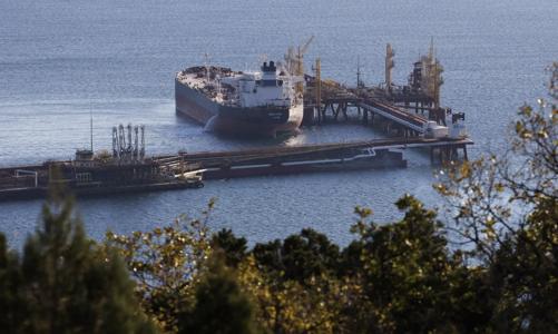 Ngành dầu lửa Nga “sống sót” thế nào khi gọng kìm trừng phạt ngày càng siết chặt?