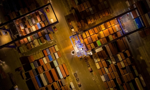 Đơn hàng toàn cầu giảm mạnh, container rỗng chất đống tại cảng biển Trung Quốc