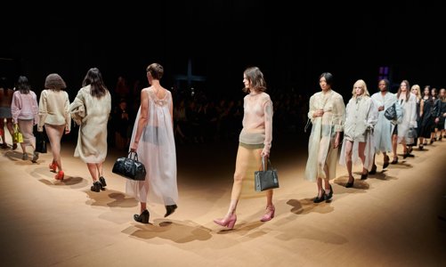 Prada: từ “điêu đứng” tới ngôi vương, khách hàng xa xỉ đã thay đổi?