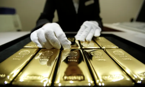 Giá vàng tăng nhẹ trong lúc áp lực lãi suất vẫn đè nặng