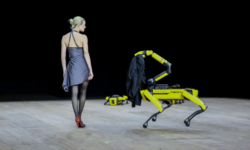 Coperni một lần nữa “đại náo” Paris, lần này là nhờ robot