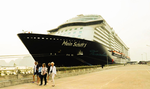 Du thuyền cao cấp Mein Schiff 5 đưa gần 2000 khách quốc tế đến Hạ Long