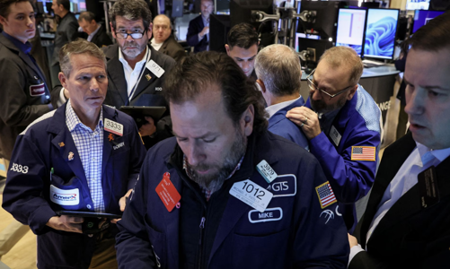 Dow Jones “bay” hơn 300 điểm vì một ngân hàng Mỹ đổ vỡ, giá dầu tăng hơn 1% sau báo cáo việc làm