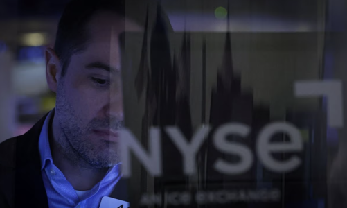 Cổ phiếu ngân hàng bị bán tháo trên toàn cầu, giá dầu lao dốc