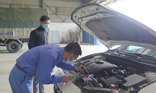 Nhiều thắc mắc về việc miễn đăng kiểm lần đầu ô tô mới, chủ xe dán tem kiểm định và nộp phí ra sao?