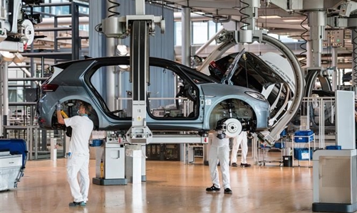 Các hãng xe đang chịu áp lực lớn về số hóa, cá nhân hóa và tăng nhu cầu xe điện