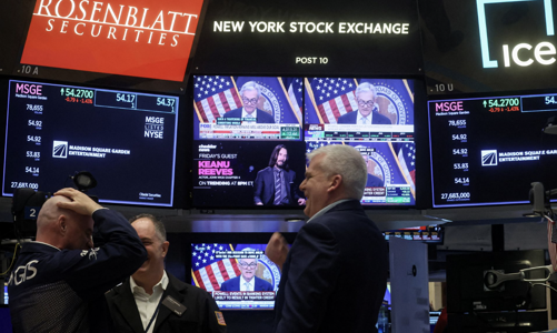 Chứng khoán Mỹ lao dốc sau khi Fed nâng lãi suất, giá dầu tăng 2%