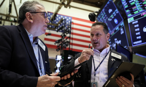 Chứng khoán Mỹ tăng điểm nhờ cổ phiếu công nghệ hồi mạnh, giá dầu giảm