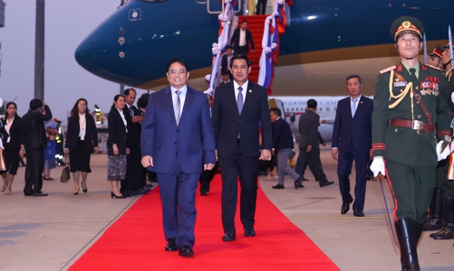 Thủ tướng tới Thủ đô Vientiane dự Hội nghị cấp cao Ủy hội sông Mekong quốc tế