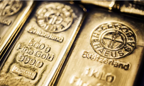 Giá vàng thế giới nhảy vọt qua 2.000 USD/oz sau dữ liệu xấu từ Mỹ, trong nước “bất động”