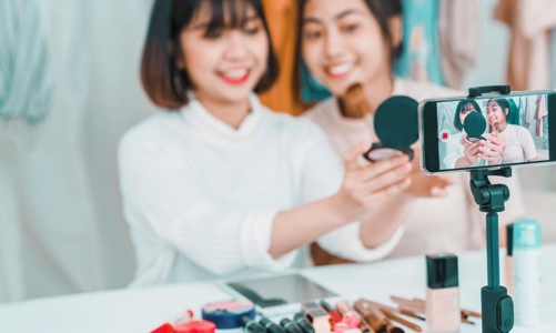 Doanh nghiệp dược phải xin lỗi khách hàng vì sự cố khi thuê người nổi tiếng bán hàng trên Tiktok