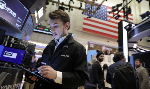 Nỗi lo suy thoái kéo S&P 500 tụt điểm, giá dầu loay hoay tìm xu hướng