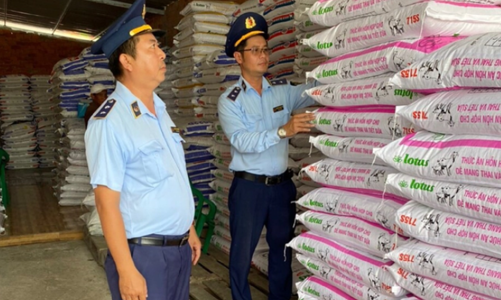 Thức ăn chăn nuôi kém chất lượng tràn lan, vì sao vẫn khó xử lý?